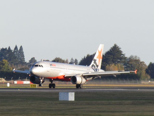 Airbus A320 (VH-VQR)