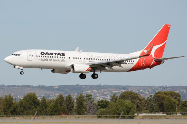 Boeing 737-800 (VH-VXO) - About to put down on runway 05. Thursday, 8th May 2014.