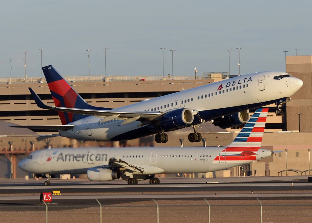 Boeing 737-800 (N393DA)