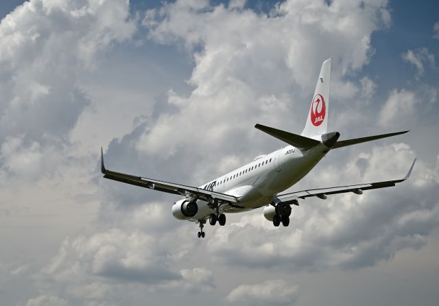 Embraer ERJ-190 (JA251J) - July 24, 2024br /At the Senri River riverbed at Osaka (Itami) International Airport.br /J-AIR(Japan Airlines Grup) Embraer ERJ-190 (JA251J) .br /Photographed with a wide-angle lens against the backdrop of the summer sky.br /Trimming.