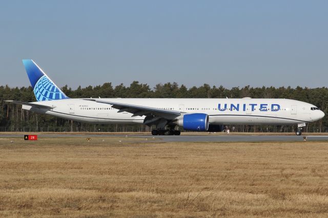 BOEING 777-300ER (N2352U) - 13. February 2022