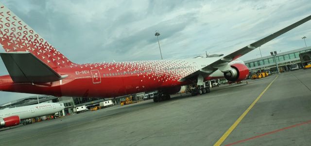 Boeing 737-700 (VP-BOH)