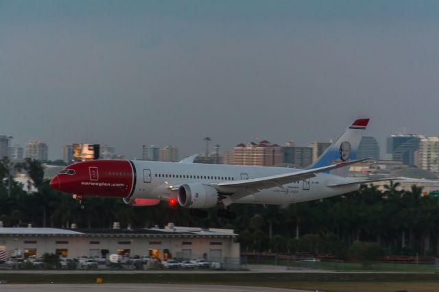 Boeing 787-8 (EI-LNB) - Norwegian 7035 on very short final to rwy 28R at KFLL (3/23/14) (EI-LNB - Thor Heyerdahl Livery)