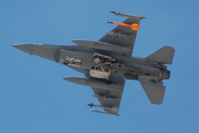 Lockheed F-16 Fighting Falcon — - Final Rwy 12 KDMA
