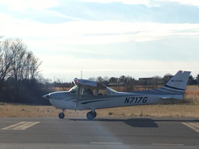 Cessna Skyhawk (N717G) - N717G (C172) arriving at Wings Field (KLOM)br /Photo Date: January 24, 2021