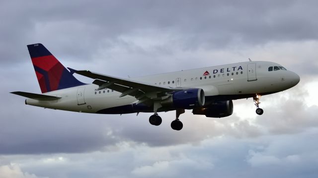 Airbus A319 (N330NB) - Bringing the Minnesota Wilds hockey club to Ottawa for a game with the Senators.