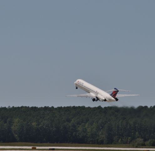 McDonnell Douglas MD-88 (N906DE)