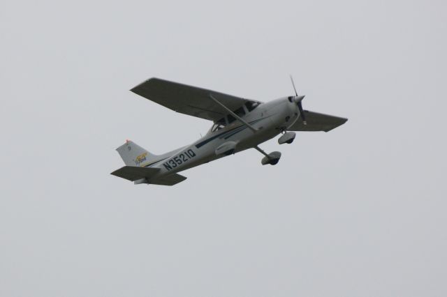 Cessna Skyhawk (N3521Q) - Cessna Skyhawk (N3521Q) departs Venice Municipal Airport