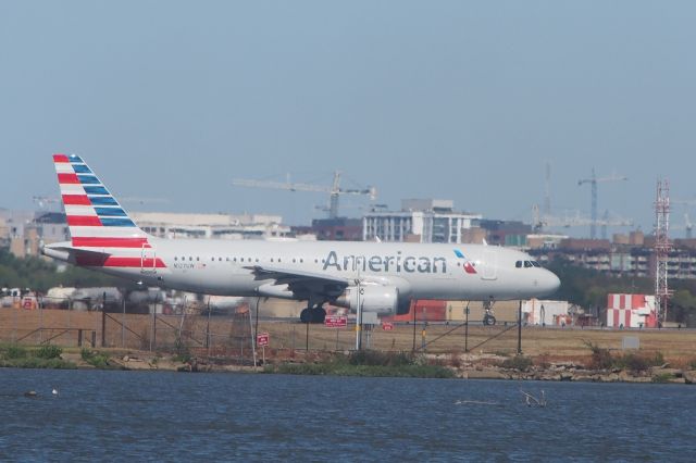 Airbus A320 (N127UW)