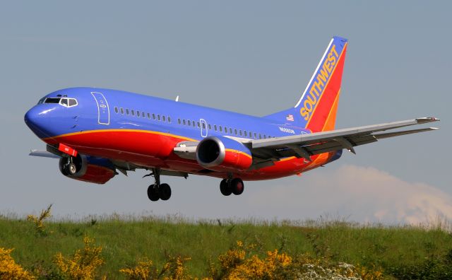 BOEING 737-300 (N688SW) - Landing at Sea-Tac