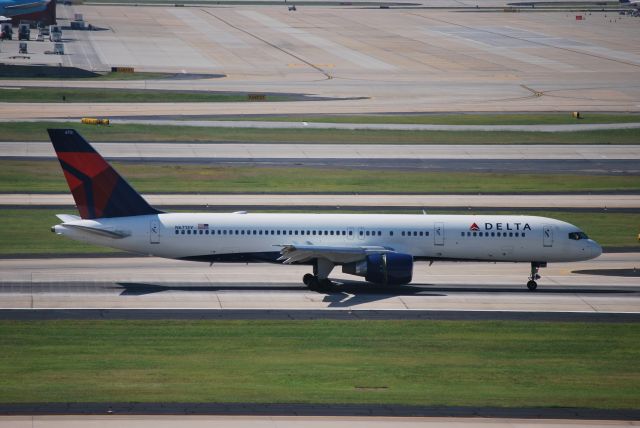 Boeing 757-200 (N6713Y) - Arriving runway 26R - 8/23/09