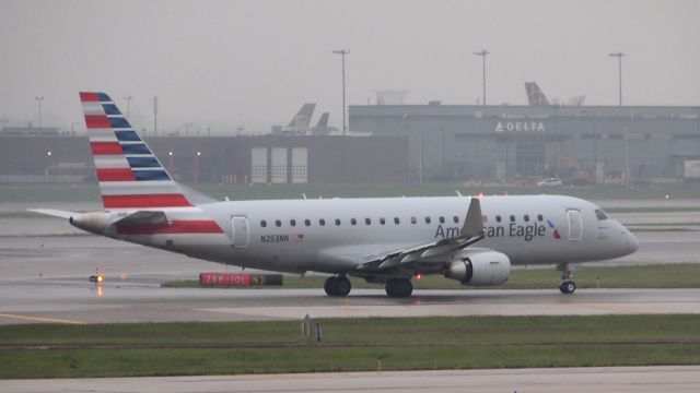 Embraer 175 (N253NN)