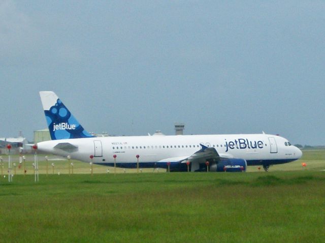 Airbus A320 (N527JL) - jetblue flight 662 lining up on rwy 09 for take off to KJFK