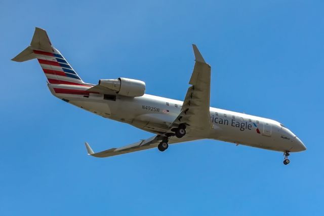 Canadair Regional Jet CRJ-200 (N492SW) - Lost in the love triangle of the E175s this CRJ200 comes in for final approach into LAX