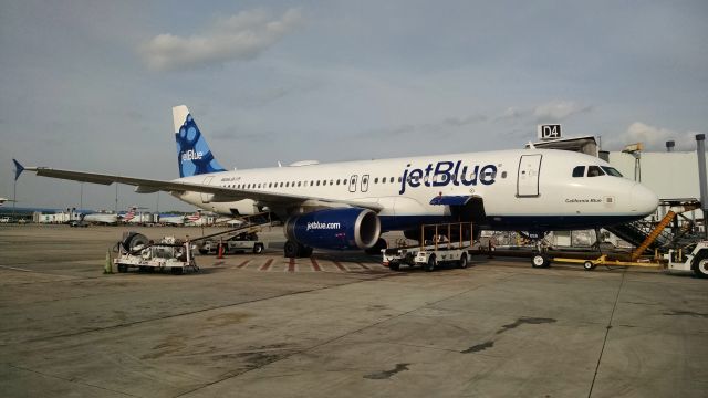 Airbus A320 (N656JB) - Last 320 for Jetblue on D4, as Jetblue is now on gate A4 in CLT.