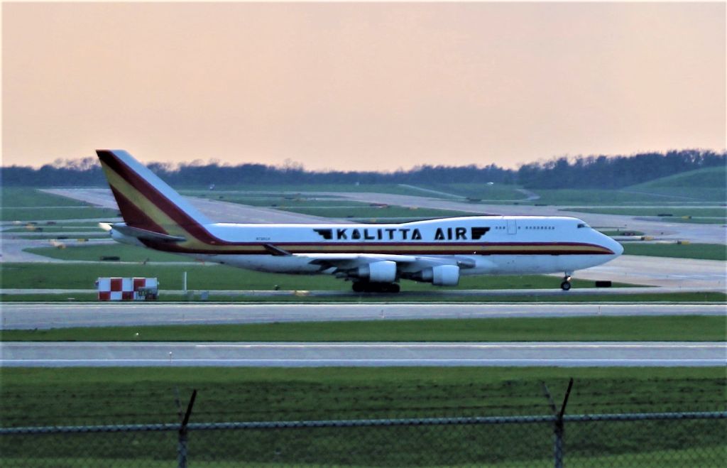 Boeing 747-200 (N708CK) - A Kalitta Air 747 taxiing to runway 27 for it's departure to Incheon, South Korea.
