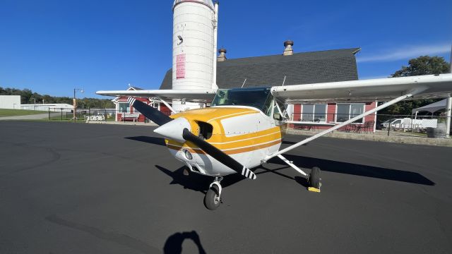 Cessna Skyhawk (N738AY)