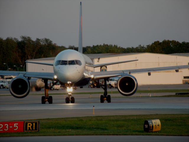 Boeing 757-200 (N533US) - TAXIING ONTO THE RUNWAY.  Rating is important to me so if you would rate my pictures, that would be great!