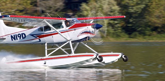 Cessna Skywagon (N19D) - Amphibious Cessna 185 taking off on the Ohio River