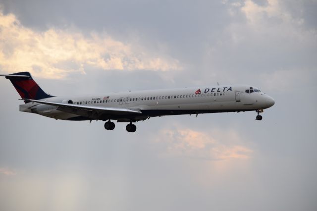 McDonnell Douglas MD-88 (N983DL) - Delta MD88 landing on 24L in the birthplace of aviation.