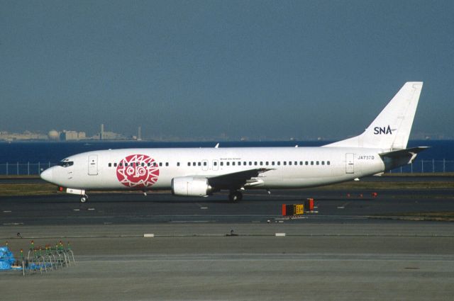 BOEING 737-400 (JA737D) - Taxing at Tokyo-Haneda Intl Airport on 2003/09/18 " Sky net Asia "