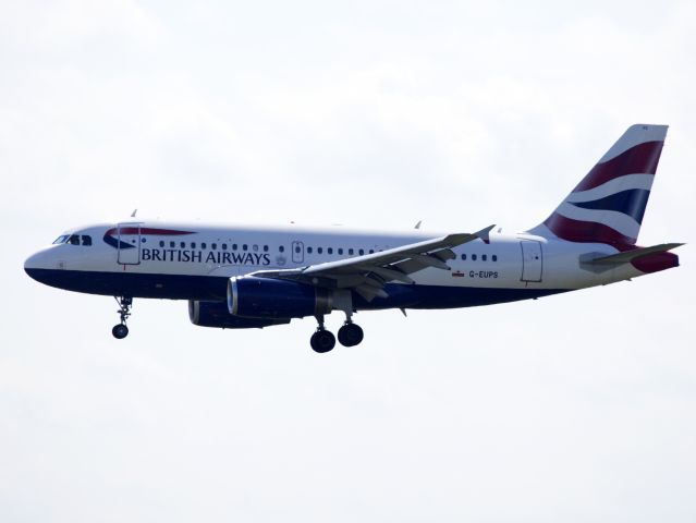 Airbus A319 (G-EUPS) - Landing runway 11.