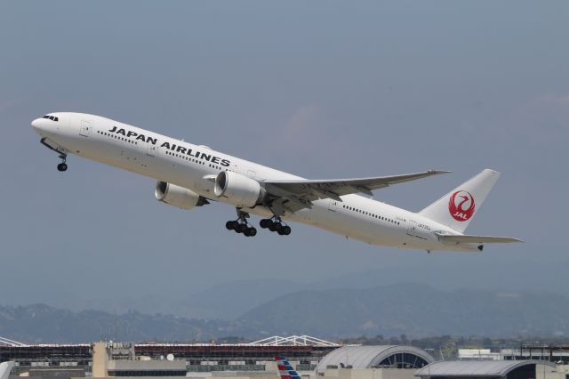 BOEING 777-300ER (JA735J)