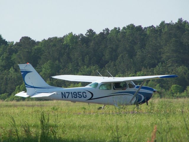 Cessna Skyhawk (N7195G) - Skyhawk taxiing for takeoff