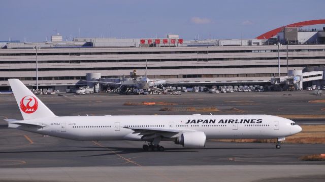 BOEING 777-300ER (JA735J)