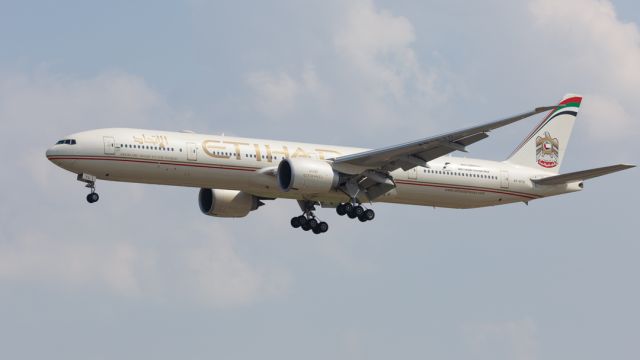 BOEING 777-300ER (A6-ETG) - Landing at KORD - 07 May 2015