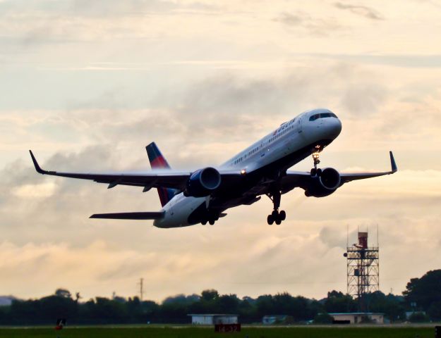 Boeing 757-200 (N660DL)