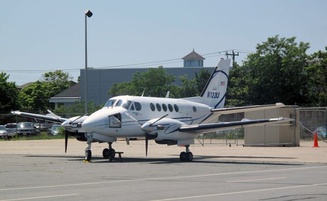 Beechcraft King Air 100 (N122U)