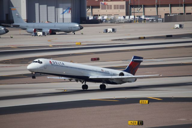 McDonnell Douglas MD-90 (N924DN)