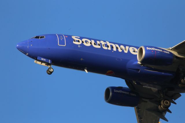 Boeing 737-800 (N8678E)