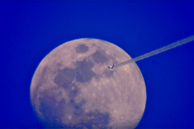 Airbus A300F4-600 (N652FE) - FedEx 936 Memphis TN to Rochester, NY south of Cleveland at 33,000 ft. passing moon 04.08.17