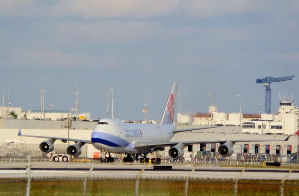 Boeing 747-400 (B-18715)