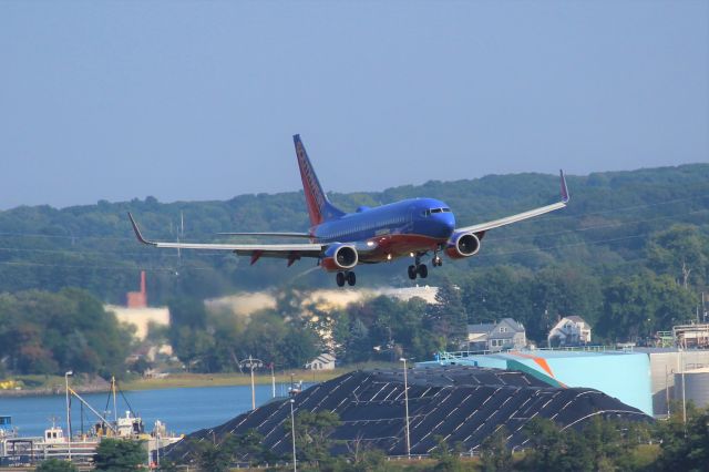 Boeing 737-700 (N211WN) - Just passing over the Veterans Bridge