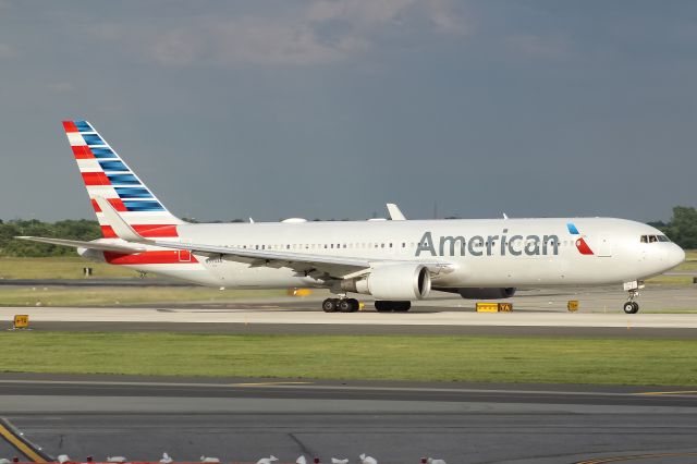 BOEING 767-300 (N394AN)