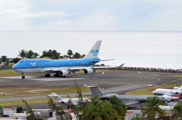 Boeing 747-200 (PH-BFY) - KLM prepares for take off while people standby and watch.