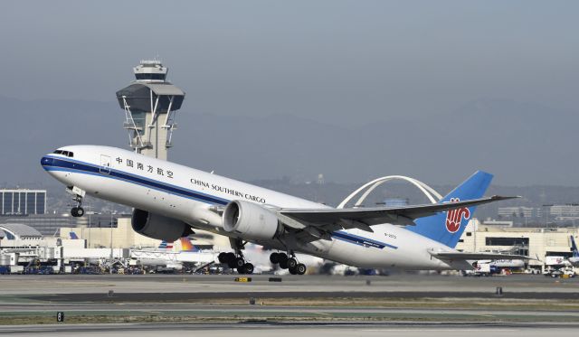 BOEING 777-200LR (B-2072) - Departing LAX