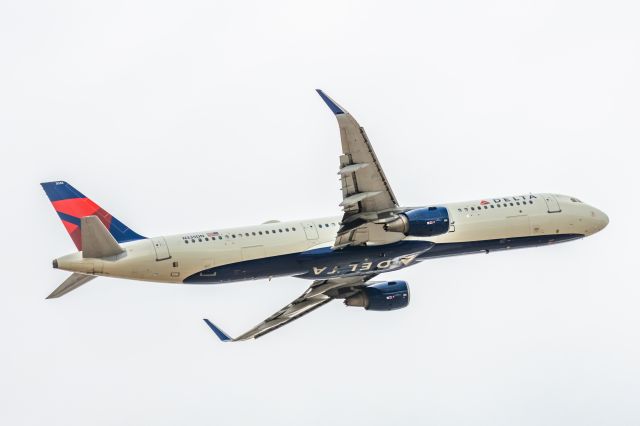 Airbus A321 (N335DN) - A Delta Airlines A321 taking off from PHX on 3/11/23. Taken with a Canon R7 and Canon 100-400 EF L II lens.