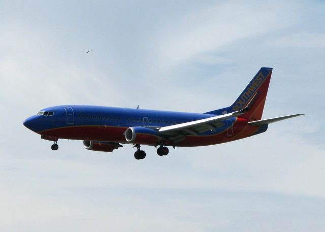 BOEING 737-300 (N631SW) - Landing at Love Field.