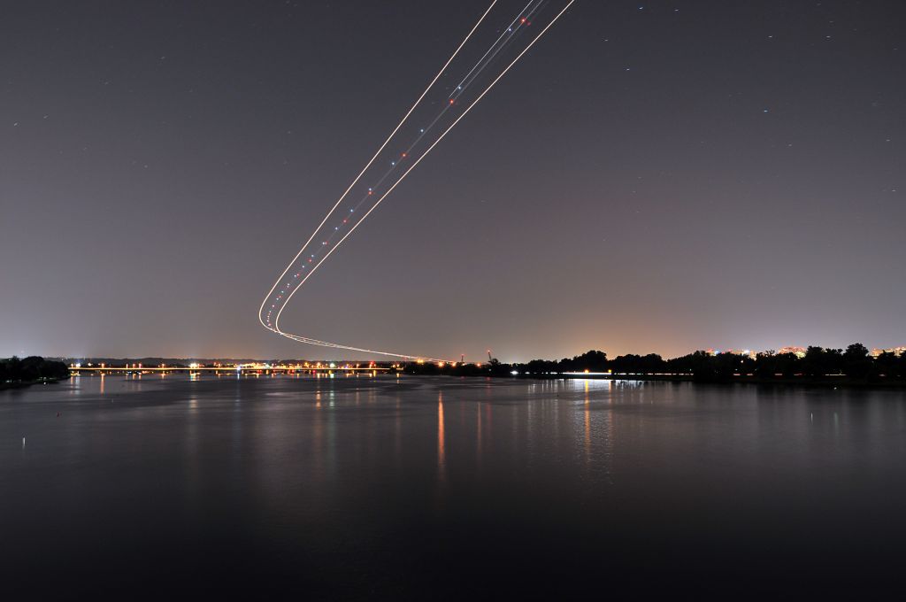 Boeing 737-800 (AAL1012) - AAL1012 arrives at KDCA, 12:34am on 7/04/2010.  Taken from the Arlington Memorial Bridge.    http://discussions.flightaware.com/profile.php?mode=viewprofile&u=269247