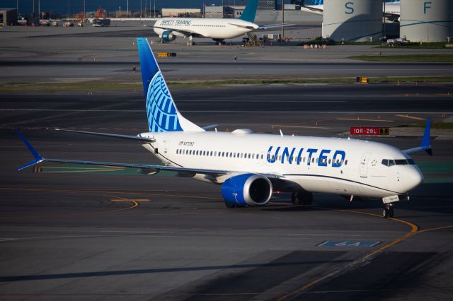 Boeing 737 MAX 8 (N37352)