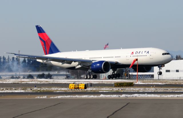 Boeing 777-200 (N5016R) - Delta Boeing 777 Temp. reg. N5016R returning to KPAE after being painted in Portland.