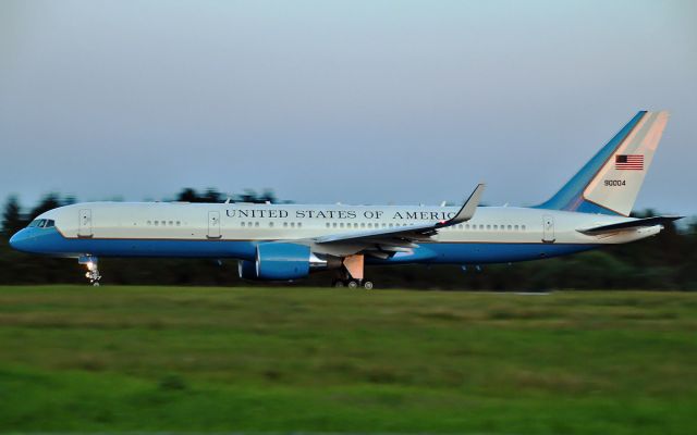 99-0004 — - usaf c-32a 99-0004 late evening dep from shannon 27/5/14.