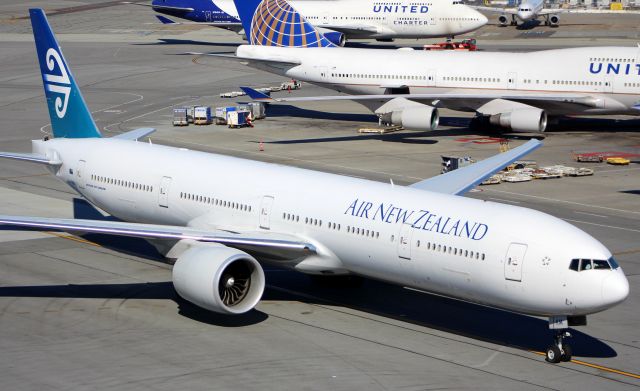 BOEING 777-300 (ZK-OKM)