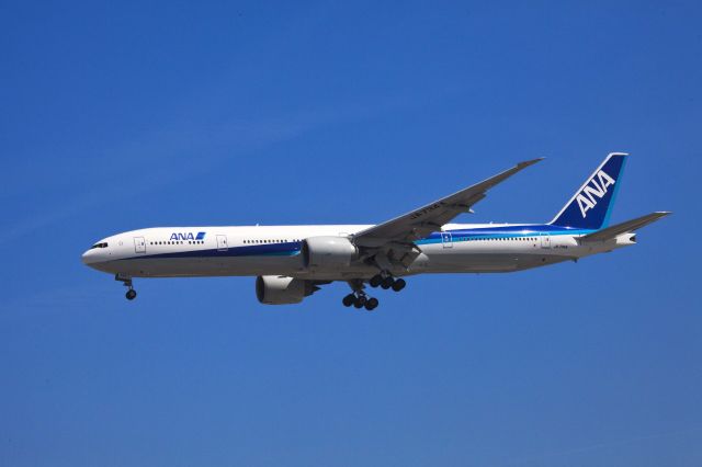 Boeing 777-200 (JA734A) - LAX