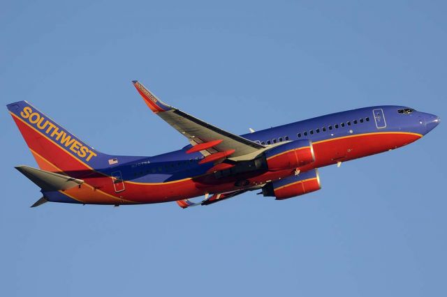 Boeing 737-700 (N707SA) - Southwest Boeing 737-7H4 N707SA departing for Metropolitan Oakland International Airport. It was the prototype 737-700. Its construction number is 27841. It first flew registered as N1787B on February 9, 1997. It was delivered to Southwest on October 30, 1998.