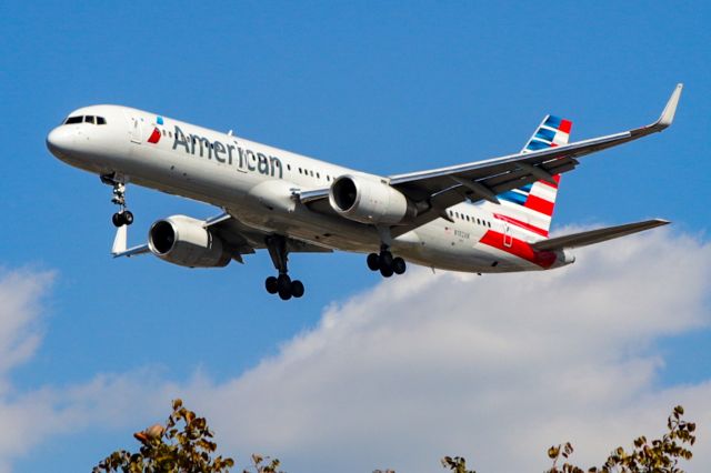 Boeing 757-200 (N192AN) - MIAMI FINAL APPROACHING 